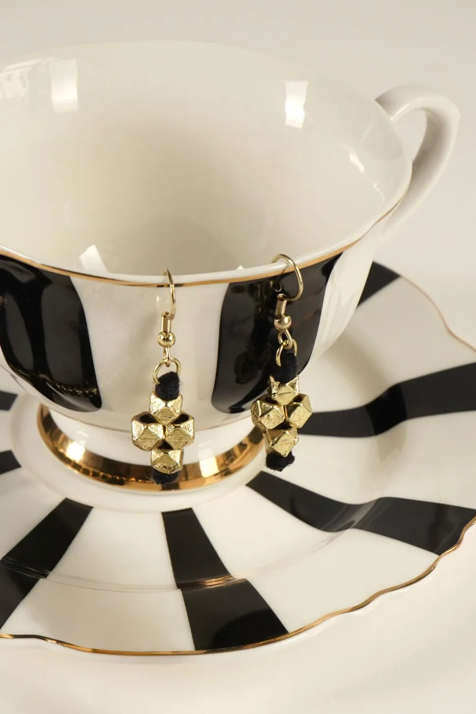 Pendientes Dorados Y Negros