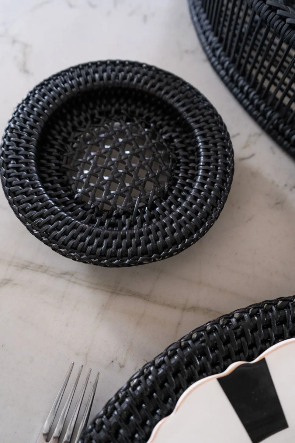 Plato De Pan De Ratán Negro