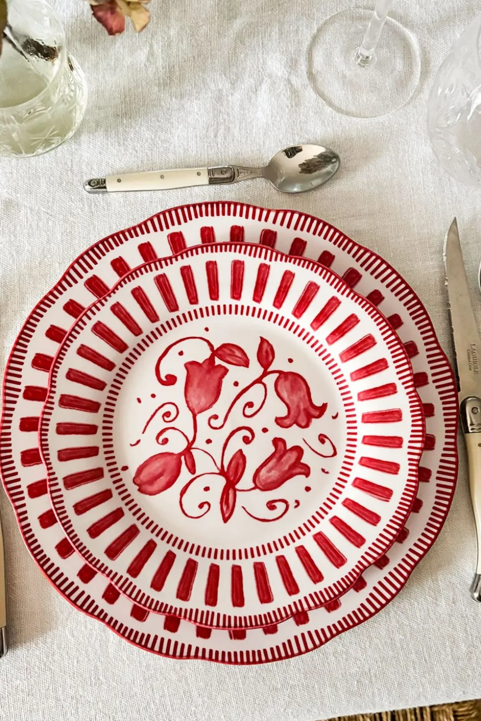 Plato De Postre Con Diseño Rojo Y Blanco