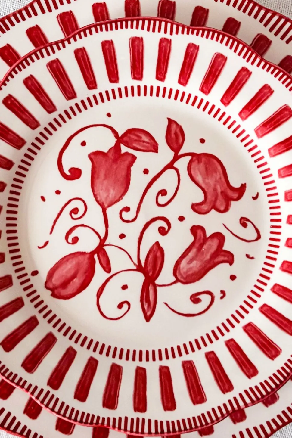 Plato De Postre Con Diseño Rojo Y Blanco