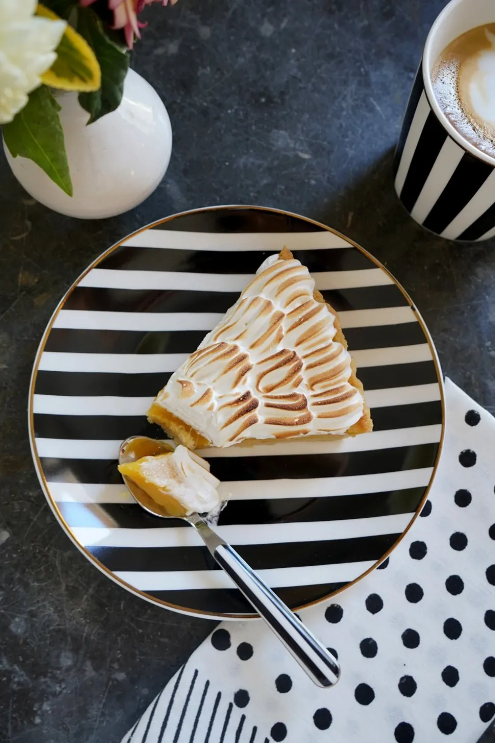 Plato De Postre Negro Y Blanco Con Diseño De Rayas