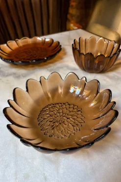 Plato Hondo De Cristal Con Diseño De Flor Irregular Ámbar