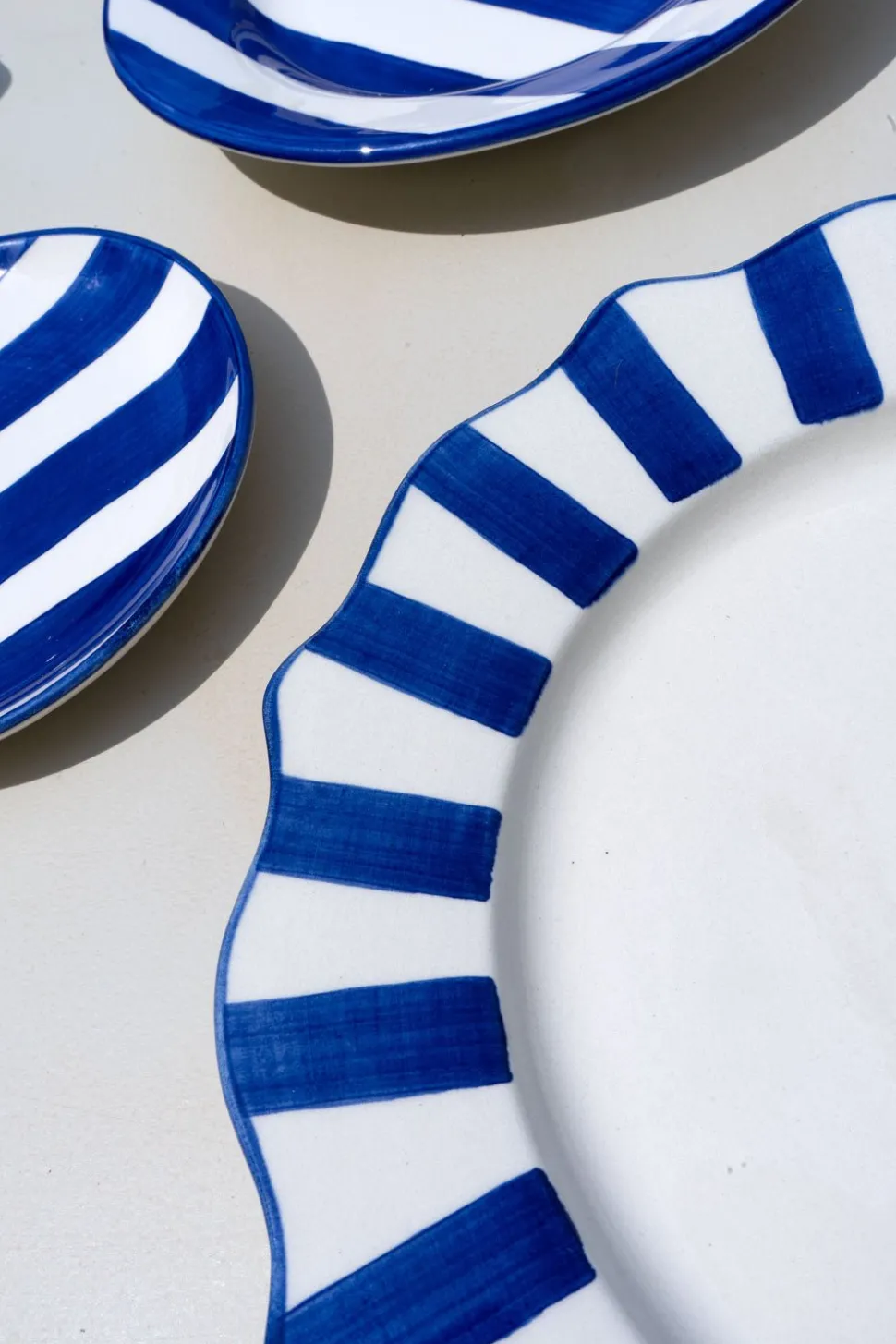 Plato Llano De Cerámica Con Diseño De Rayas Azules