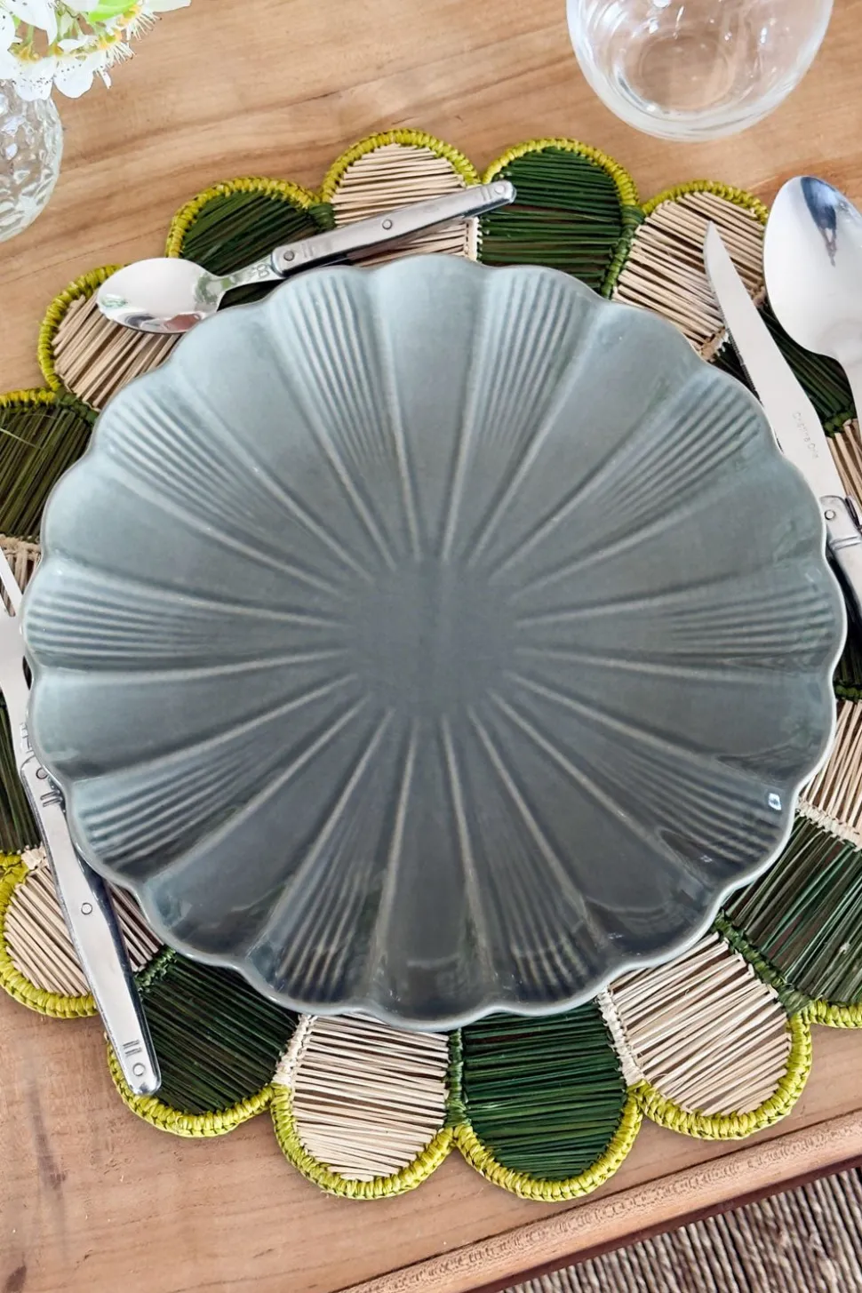 Plato Llano De Cerámica Flor Gris