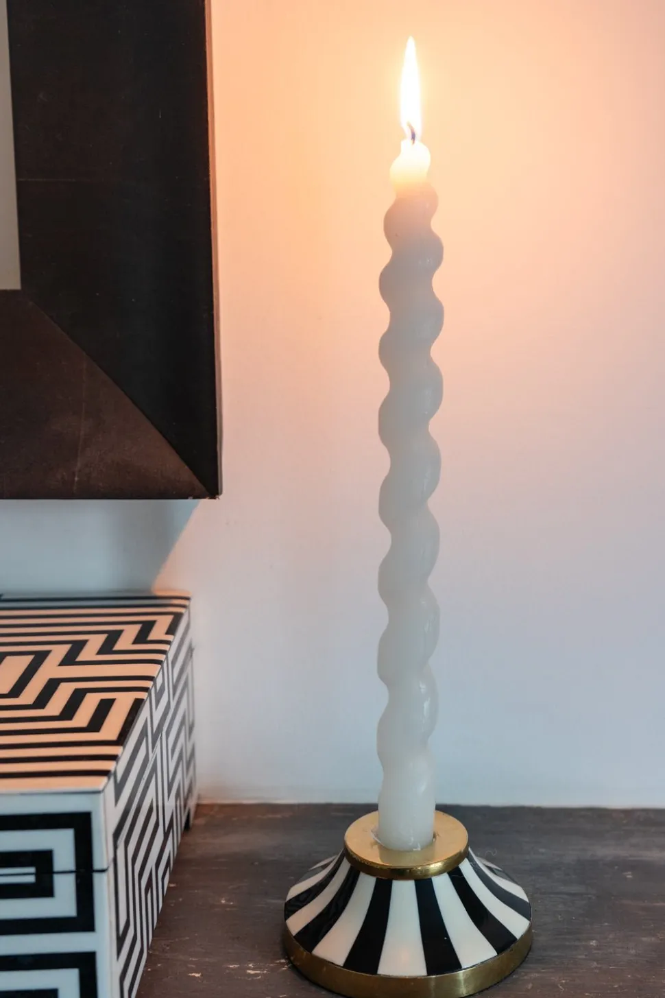 Portavelas De Resina Con Diseño De Rayas Blancas Y Negras Bajo Pequeño