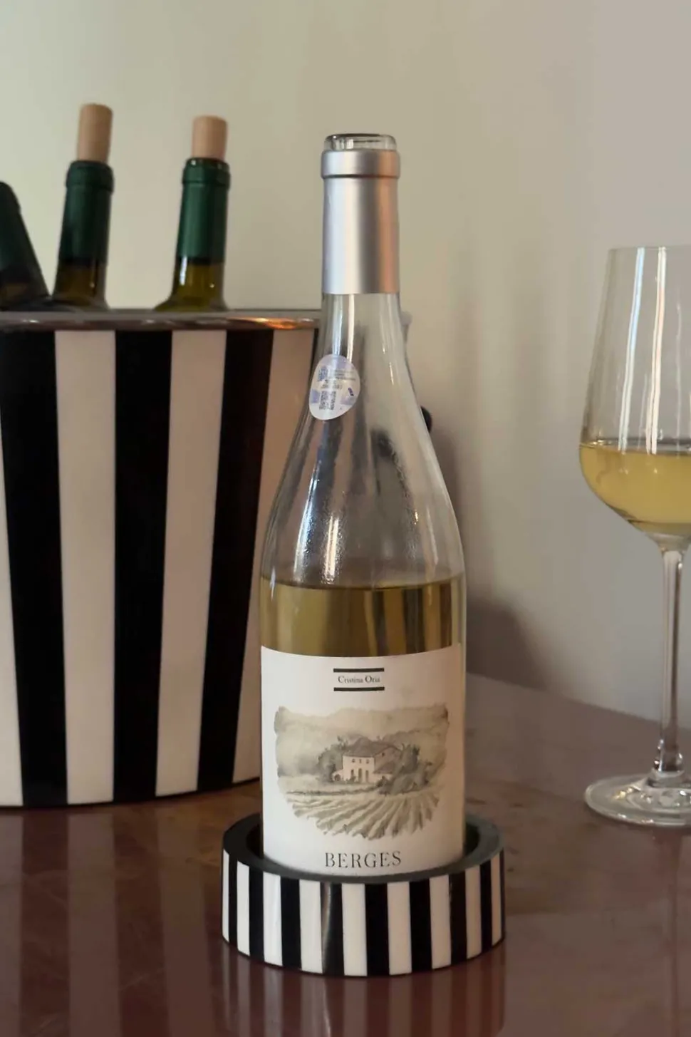 Posa Botellas De Resina Con Diseño De Rayas Blancas Y Negras