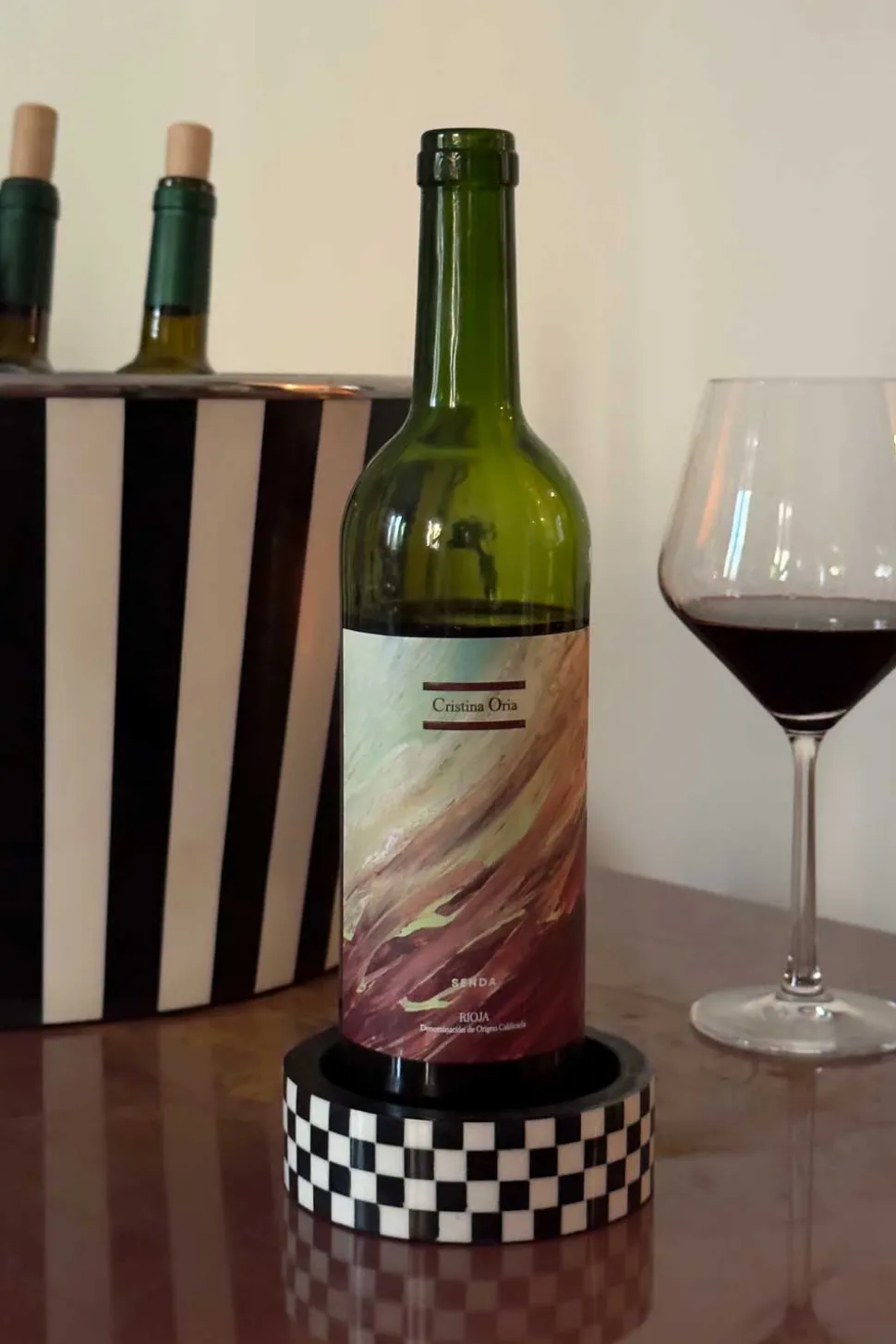 Posa Botellas De Resina Con Diseño De Cuadros Blancos Y Negros