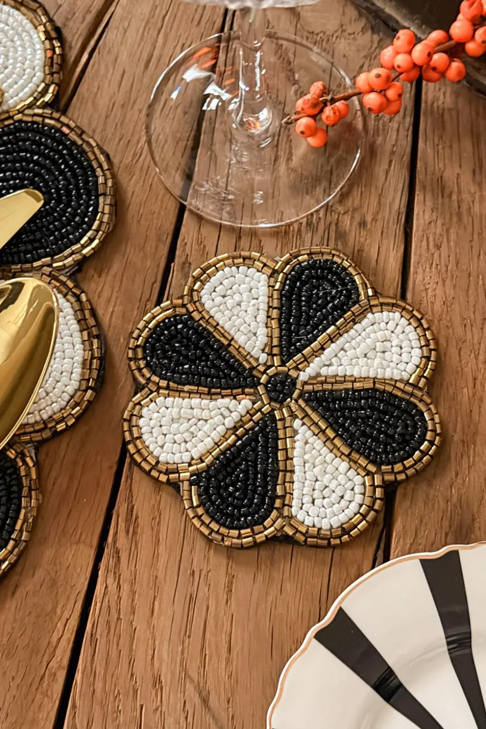 Posavasos Flor Blanco Y Negro Bordado Con Cuentas
