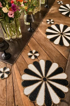 Posavasos Flor Blanco Y Negro Bordado Con Cuentas