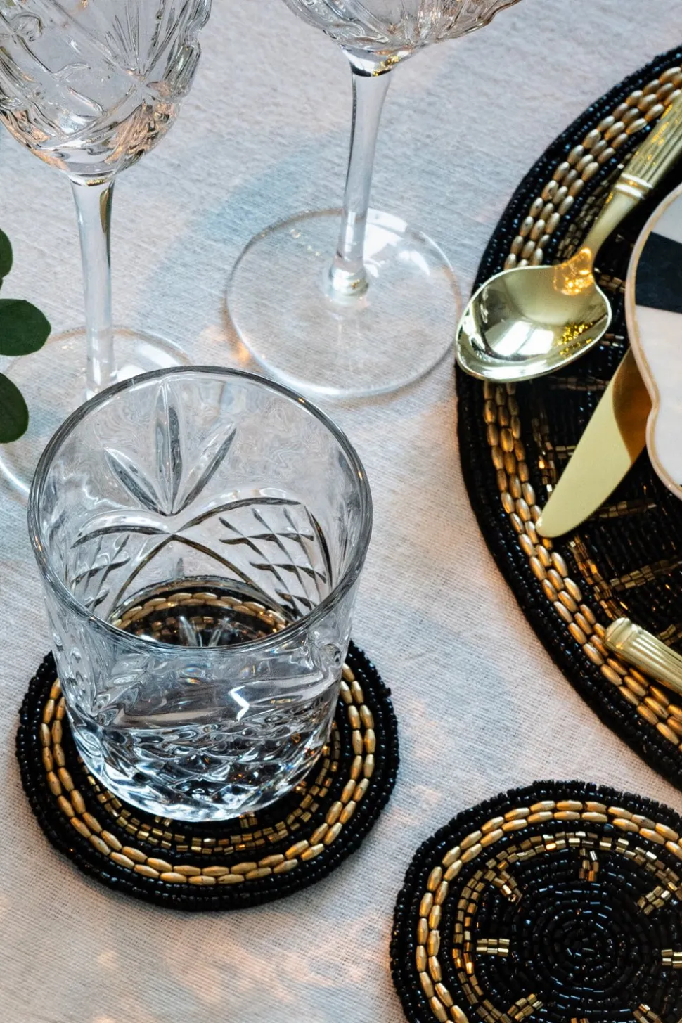 Posavasos Negro Con Detalles Dorados Bordado Con Cuentas