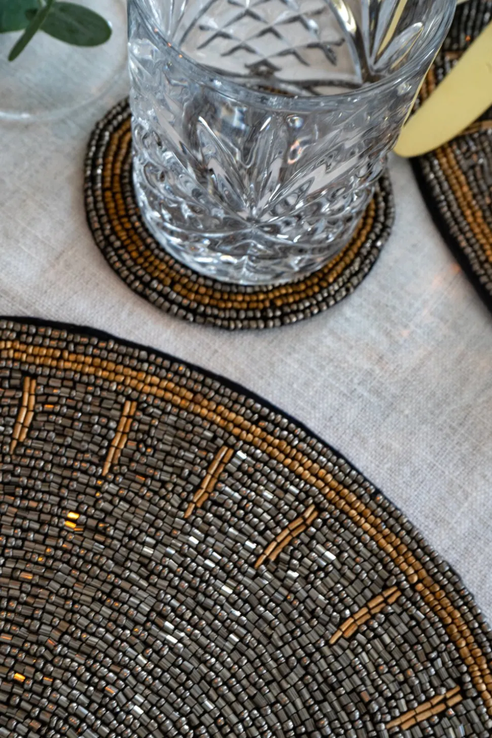 Posavasos Plateado Con Detalles Dorados Bordado Con Cuentas