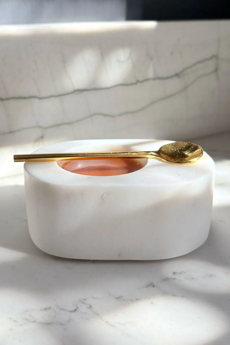 Recipiente De Mármol Blanco Con Cuchara Dorada