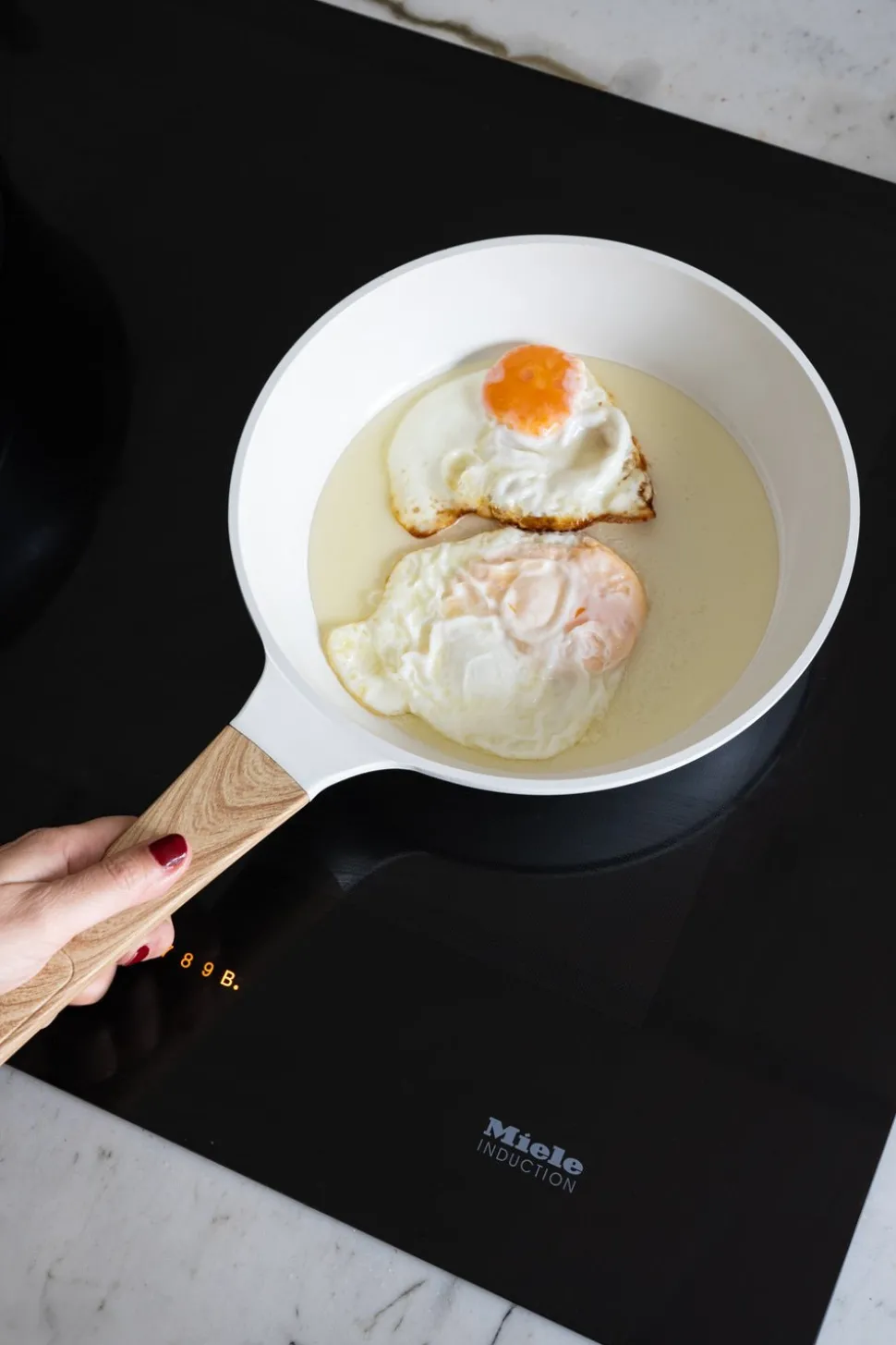 Sartén Blanca Con Mango De Madera Mediana