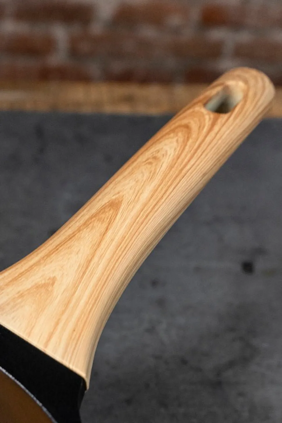 Sartén Negra Con Mango De Madera Mediana