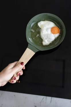 Sartén Verde Con Mango De Madera Pequeña