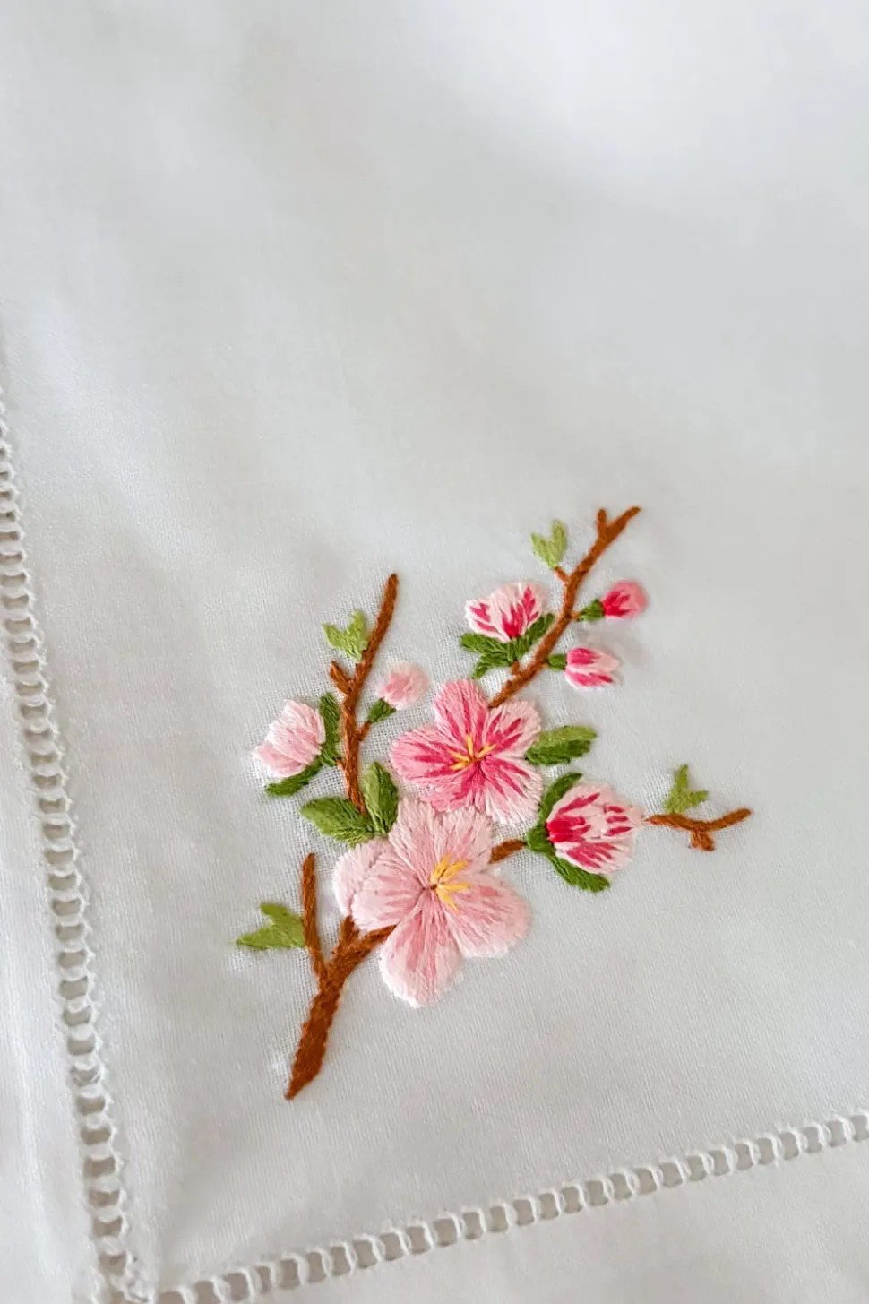 Servilleta Bordada A Mano Con Diseño De Flor De Almendro
