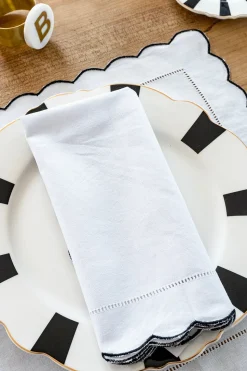 Servilleta Con Borde Ondulado Y Detalle De Vainica