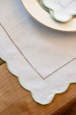 Servilleta Con Borde Ondulado Y Detalle De Vainica
