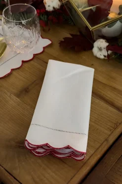 Servilleta Con Borde Ondulado Y Detalle De Vainica
