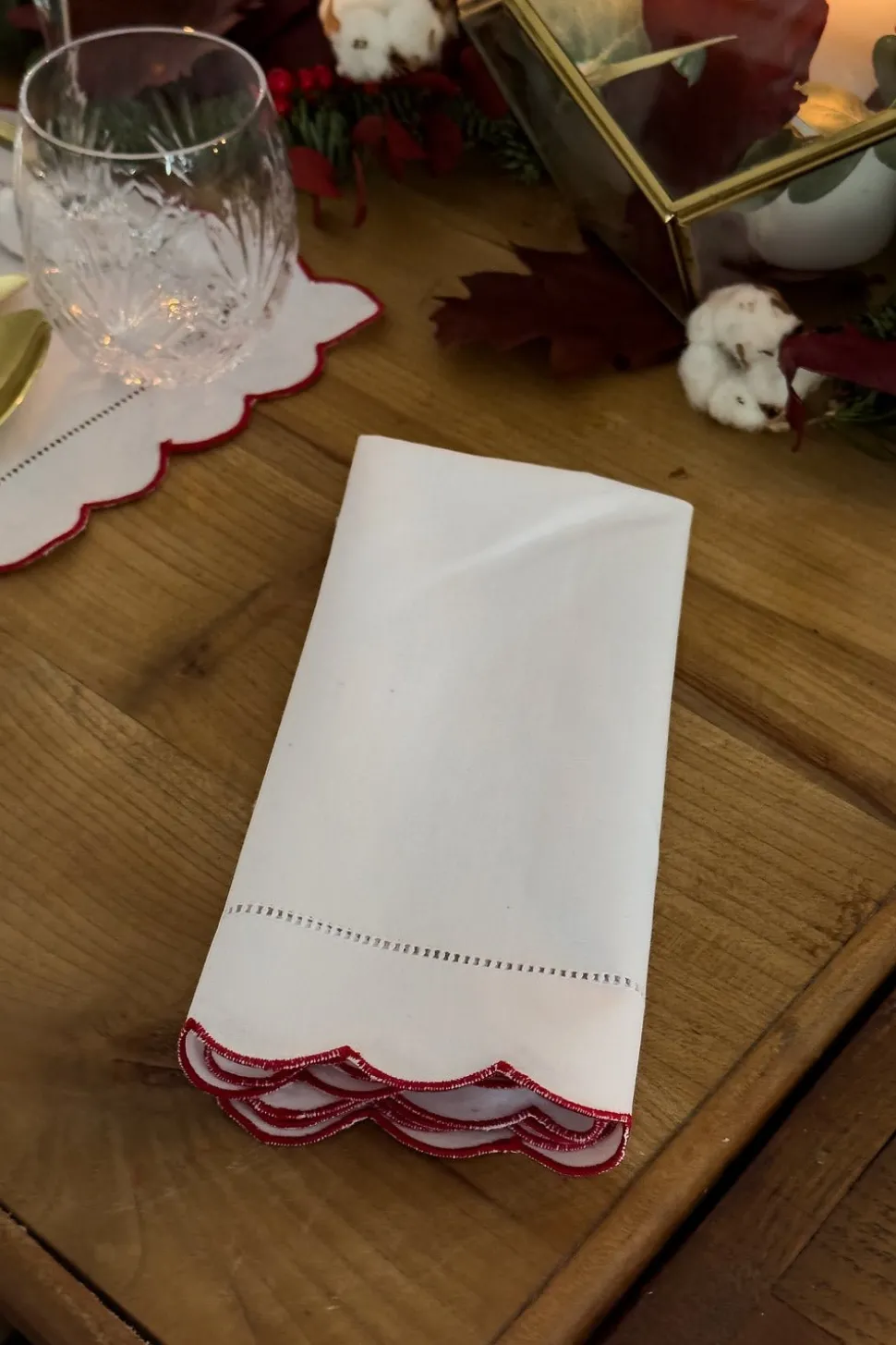 Servilleta Con Borde Ondulado Y Detalle De Vainica