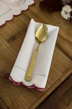 Servilleta Con Borde Ondulado Y Detalle De Vainica