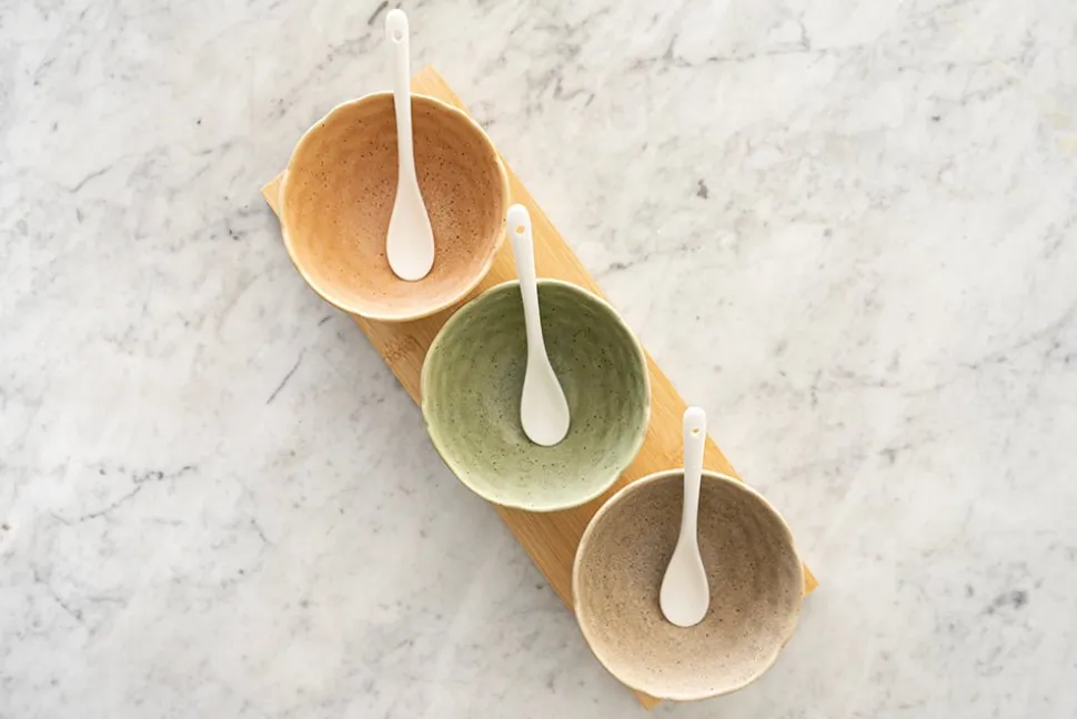 Set De 3 Cuencos Y Cucharas De Porcelana Sobre Base De Bambú
