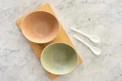 Set De 2 Cuencos Y Cucharas De Porcelana Sobre Base De Bambú