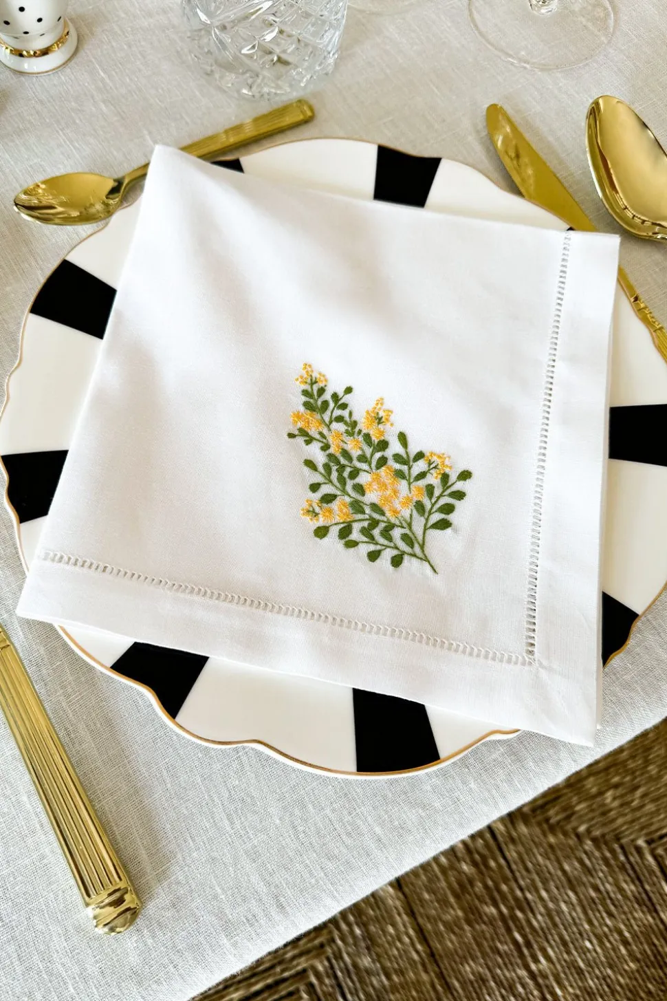 Set de 6 Servilletas Bordadas a Mano con Diseño de Flores