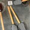 Set De Dos Espátulas De Silicona Con Diseño De Rayas Blancas Y Negras