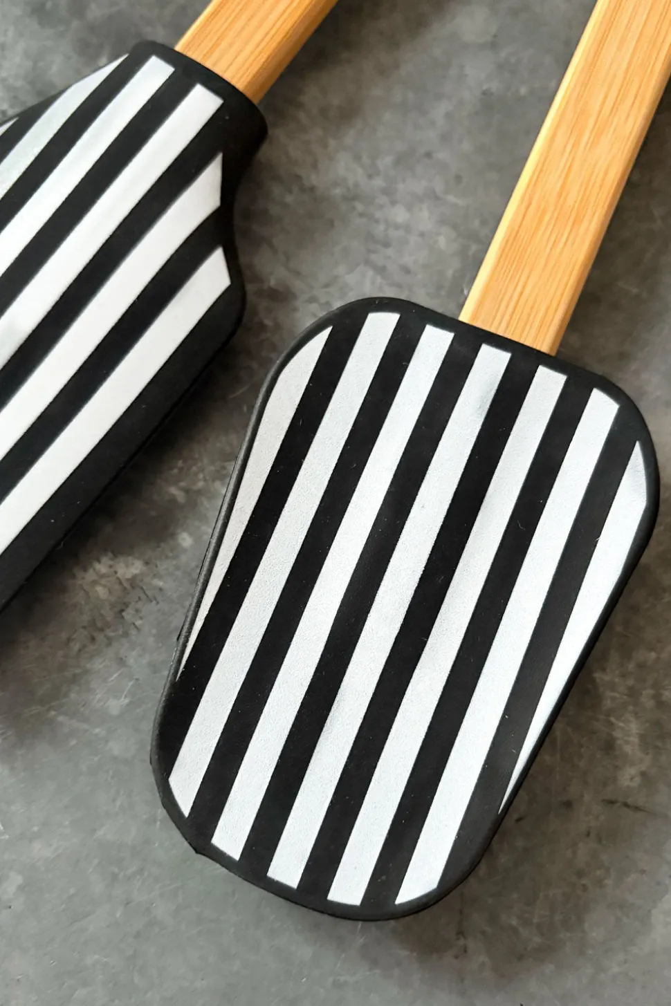 Set De Dos Espátulas De Silicona Con Diseño De Rayas Blancas Y Negras
