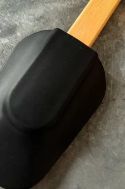 Set De Dos Espátulas De Silicona Con Diseño De Rayas Blancas Y Negras