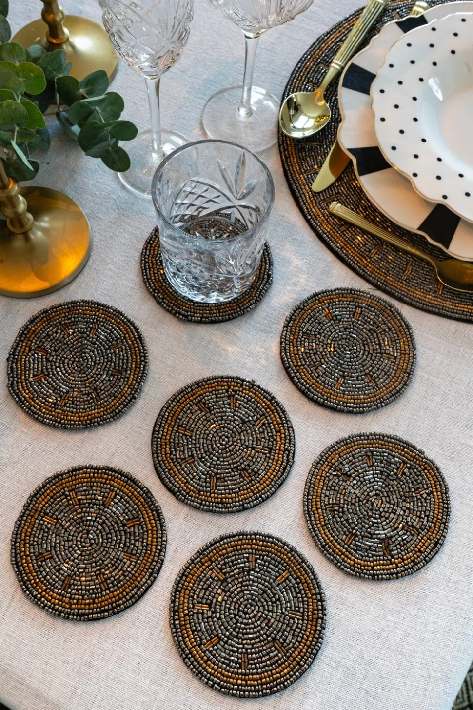Set De Seis Posavasos Plateados Con Detalles Dorados Bordados Con Cuentas