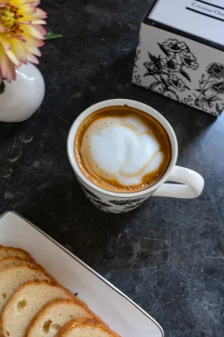 Taza Negra Y Blanca Con Diseño De Flores