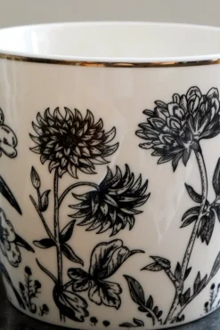 Taza Negra Y Blanca Con Diseño De Flores