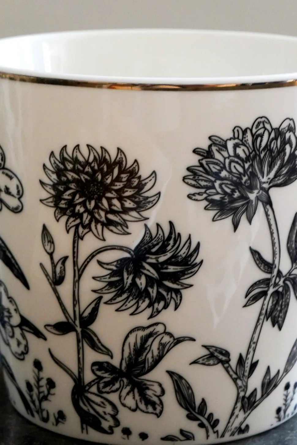 Taza Negra Y Blanca Con Diseño De Flores