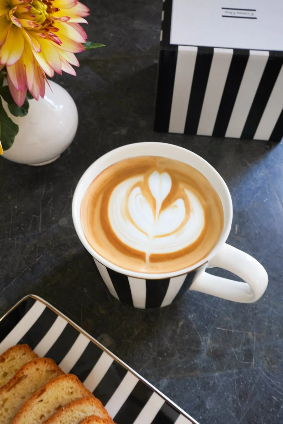Taza Negra Y Blanca Con Diseño De Rayas