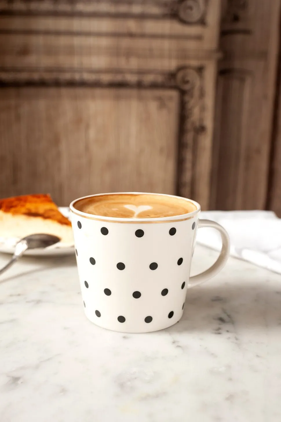 Taza Negra Y Blanca Con Diseño De Puntos