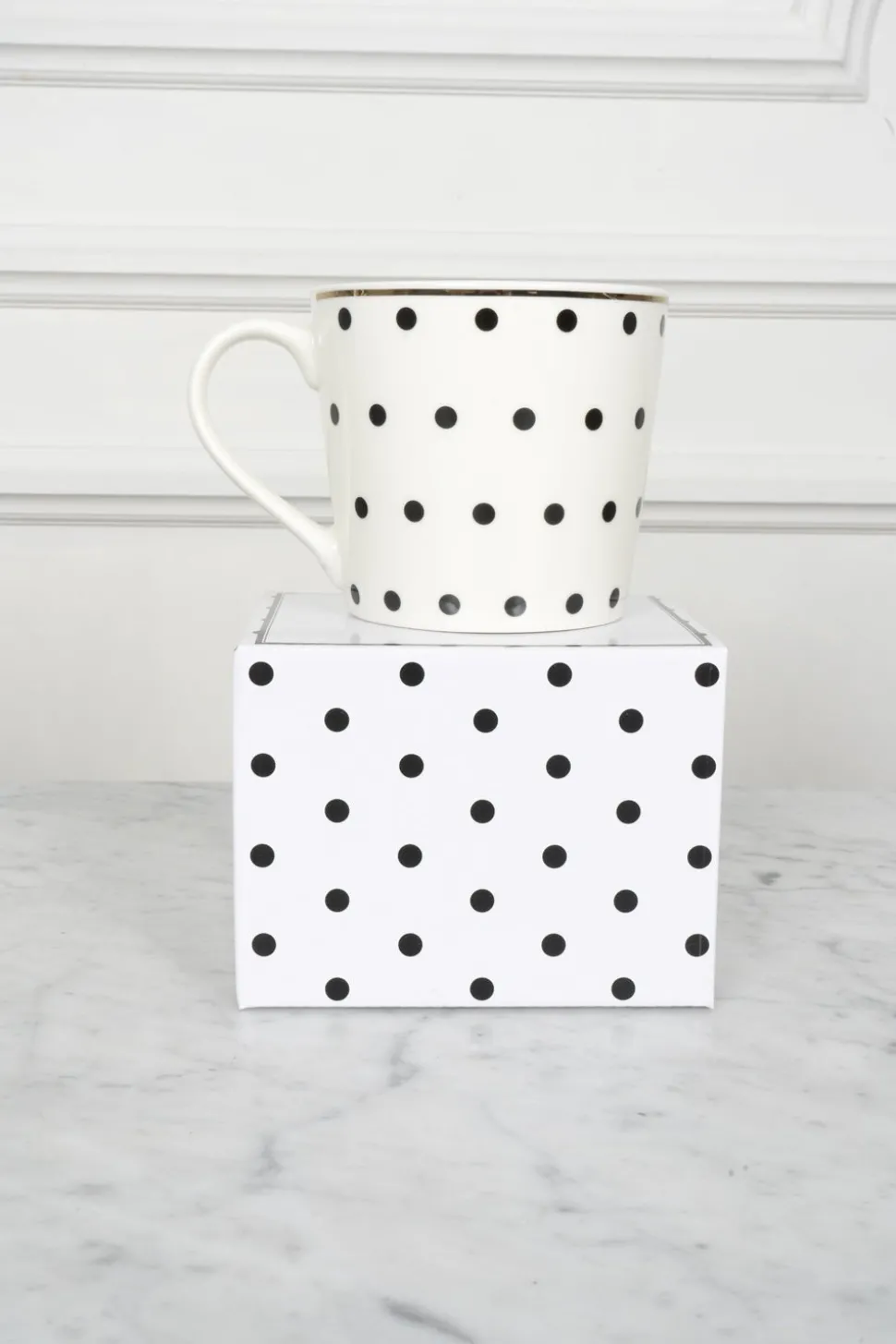 Taza Negra Y Blanca Con Diseño De Puntos