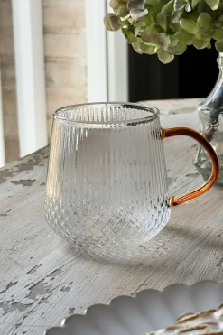 Vaso De Cristal Con Detalles Tallados Y Asa De Color
