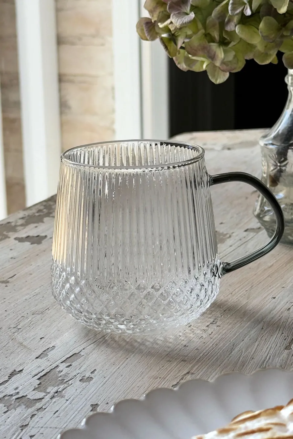 Vaso De Cristal Con Detalles Tallados Y Asa De Color