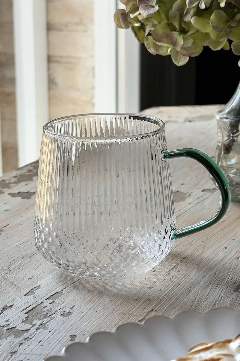 Vaso De Cristal Con Detalles Tallados Y Asa De Color