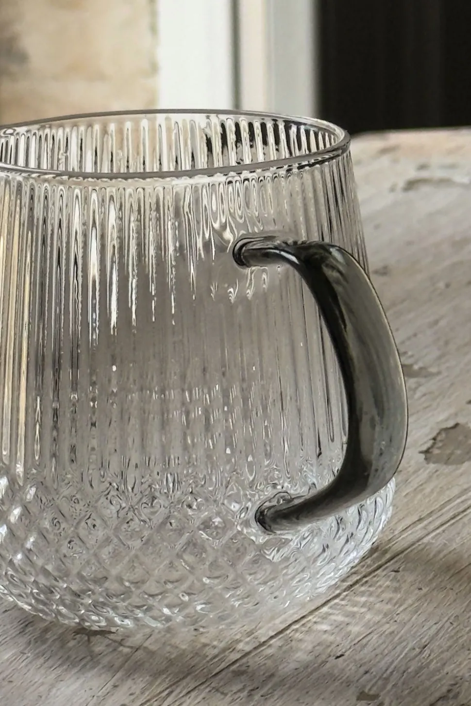 Vaso De Cristal Con Detalles Tallados Y Asa De Color