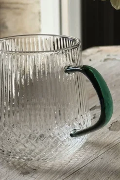 Vaso De Cristal Con Detalles Tallados Y Asa De Color