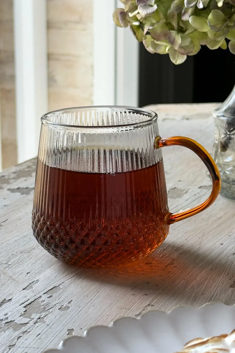 Vaso De Cristal Con Detalles Tallados Y Asa De Color