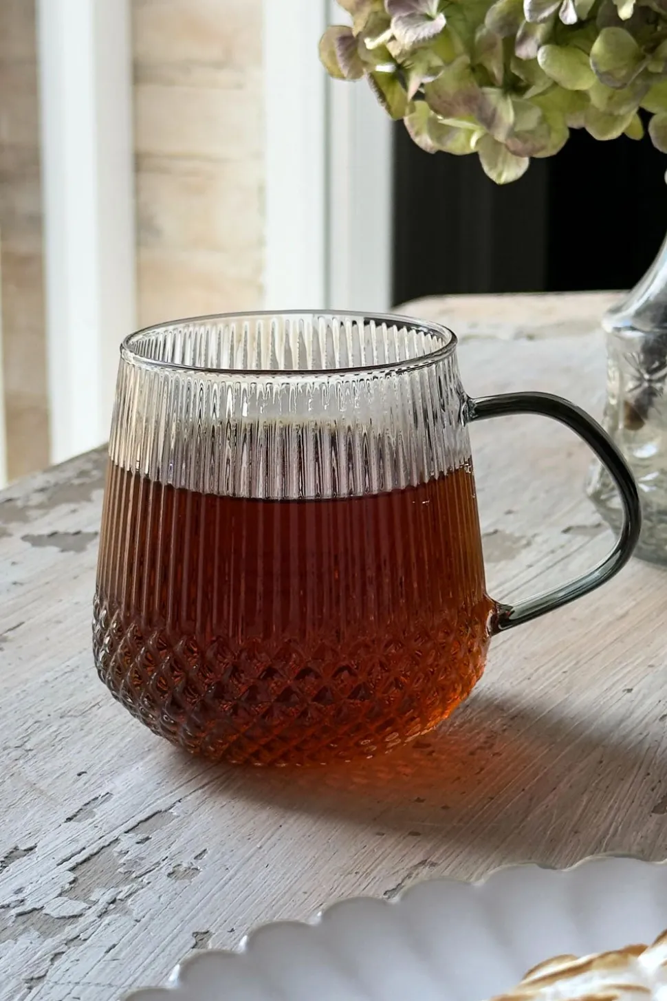 Vaso De Cristal Con Detalles Tallados Y Asa De Color