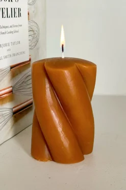 Vela Ancha Con Diseño En Espiral Ocre