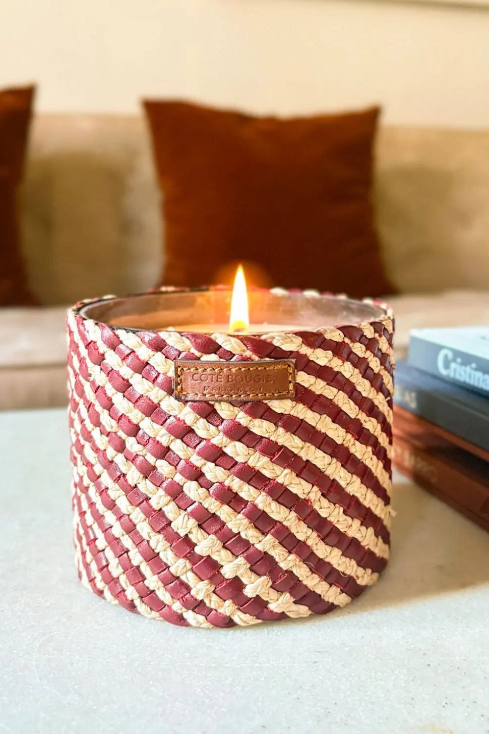 Vela Artesanal De Cuero Y Rafia Con Fragancia Rosa Oud Mediana