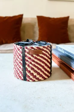 Vela Artesanal De Cuero Y Rafia Con Fragancia Rosa Oud Mediana