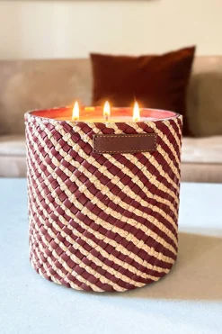 Vela Artesanal De Cuero Y Rafia Con Fragancia Rosa Oud Grande