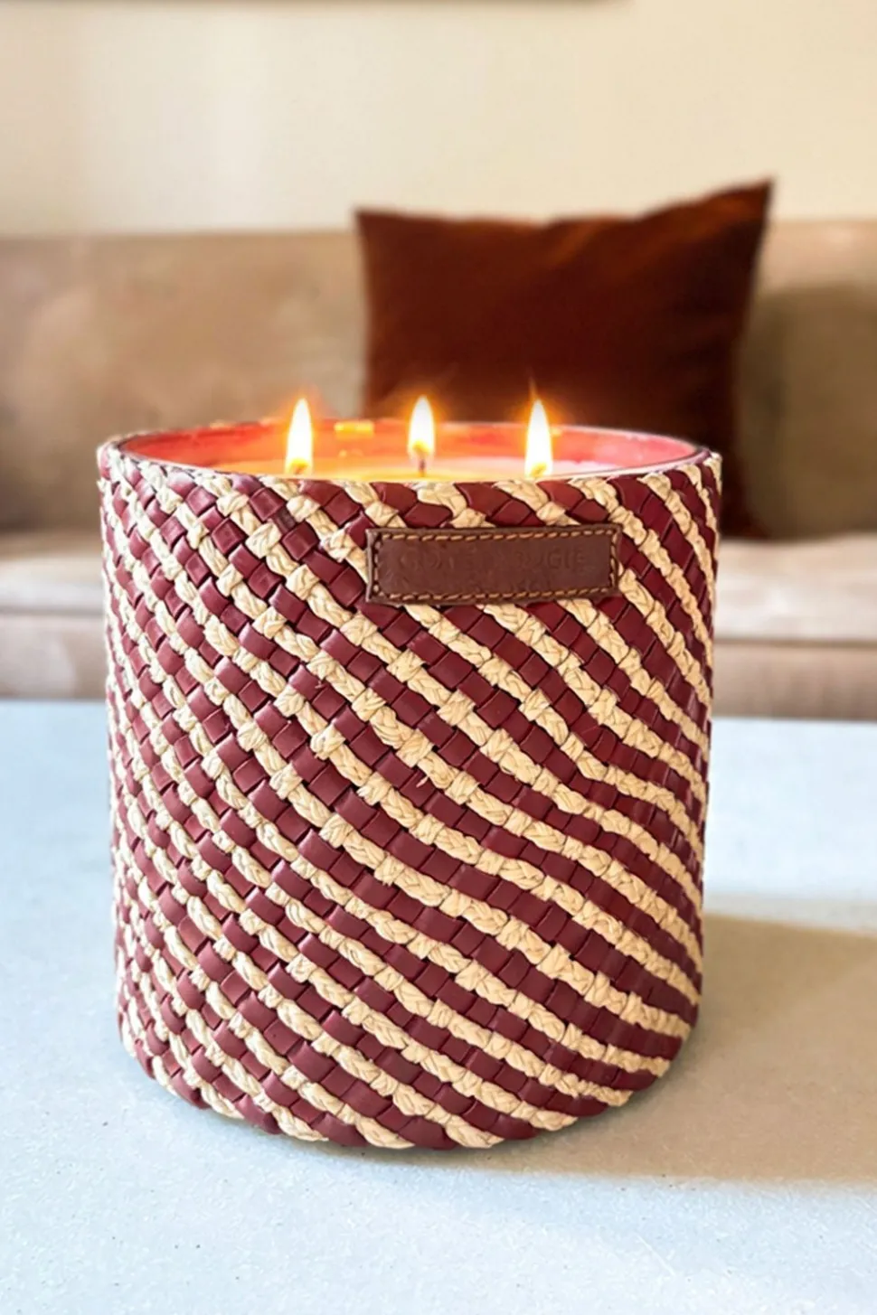 Vela Artesanal De Cuero Y Rafia Con Fragancia Rosa Oud Grande